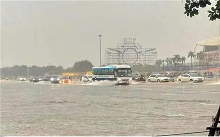 Hà Nội mưa xối xả, ban ngày mà như đêm, nhiều tuyến đường ngập nặng