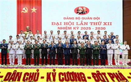 Kiên định đường lối quân sự, quốc phòng của Đảng, xây dựng Quân đội vững mạnh toàn diện