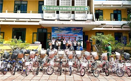 Quảng Trị tặng hàng chục xe đạp cho học sinh vùng biên trước thềm năm học mới