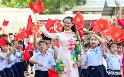 Không nhận hoa tại lễ khai giảng đổi thành quà hỗ trợ cho học sinh vùng khó khăn