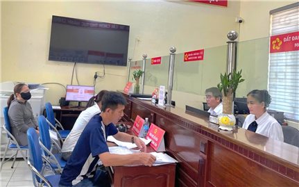 Cán bộ xã vượt cả trăm cây số mỗi ngày thực hiện nhiệm vụ
