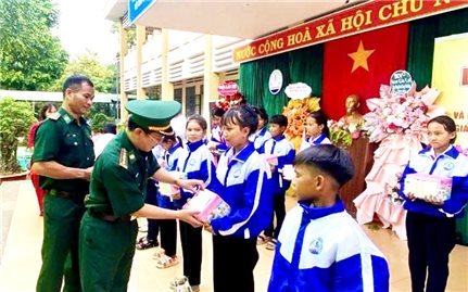 Trao gần 1,6 tỷ đồng Nâng bước em đến trường cho học sinh biên giới Gia Lai