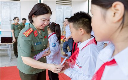 Chia sẻ khó khăn cùng học trò vùng cao