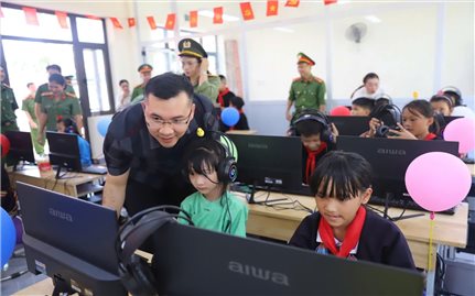 Thêm một “Phòng tin học cho em” được đưa vào điểm trường vùng cao Bình Liêu