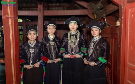 Khám phá nghề chạm bạc của người Nùng Dín ở Tuyên Quang