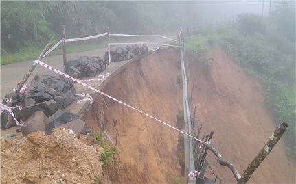 Quảng Ngãi: Tỉnh lộ 673 xuất hiện nhiều điểm sạt lở và có nguy cơ đứt gãy