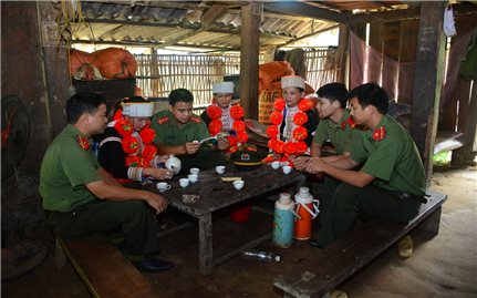 “Bốn cùng” với Nhân dân