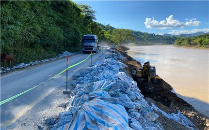 Khẩn cấp “vá” tuyến giao thông huyết mạch lên các xã miền Tây Nghệ An