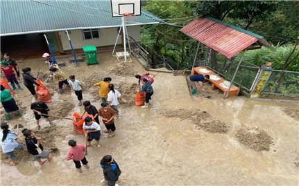 Thầy cô nghẹn ngào nhớ lại khoảnh khắc cơn lũ ập xuống trong đêm