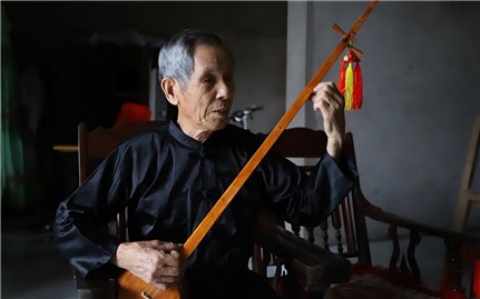 Người dành cả cuộc đời cho văn hóa Tày trên những phím đàn tính