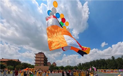 Thượng Đại kỳ Phật giáo rộng 500m2, mừng Đại lễ Vesak Liên Hợp Quốc 2025