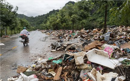 Tuyên Quang: Tuyến đường “đẹp như mơ” hóa bãi rác khổng lồ