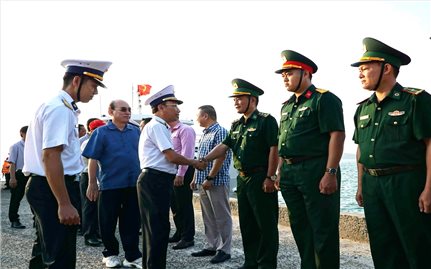 Bộ Tư lệnh Vùng 5 Hải quân thăm, chúc Tết các lực lượng vũ trang trên đảo Hòn Đốc