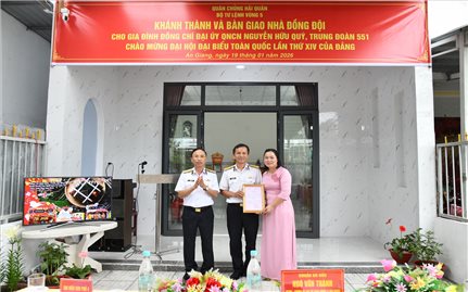 Bộ Tư lệnh Vùng 5 Hải quân bàn giao nhà đồng đội