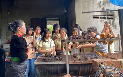 Nuôi dưỡng cảm xúc những cây bút trẻ qua miền di sản