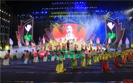 Lung linh sắc màu Chương trình nghệ thuật chào mừng thành công Đại hội Đảng ở tỉnh biên giới Lào Cai