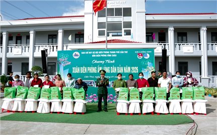 Nhiều phần quà cho học sinh và đồng bào nghèo vùng biên giới biển Cần Thơ