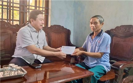 Ủy ban MTTQ Việt Nam tỉnh Đắk Lắk thăm, tặng quà Người có uy tín vùng đồng bào DTTS