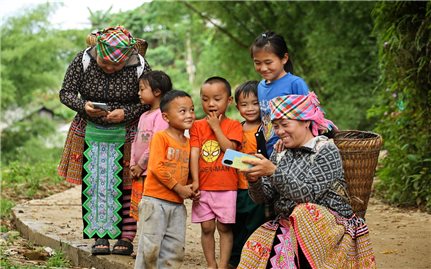 Lu cở - Biểu tượng văn hóa trong cuộc sống của phụ nữ Mông Tây Bắc