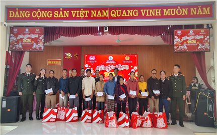 Trao 300 suất quà Tết cho đồng bào DTTS ở xã Sơn Lâm