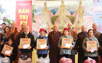 Trung ương Giáo hội Phật giáo Việt Nam tặng quà Tết tại Lào Cai