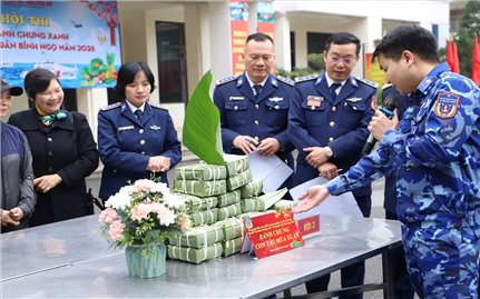 Hội thi gói bánh chưng xanh, thêm gắn kết tình quân - dân