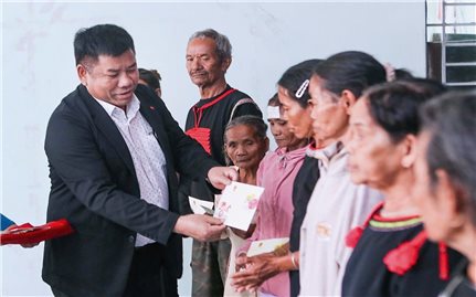 Thứ trưởng Y Thông thăm và chúc Tết Người có uy tín, đồng bào DTTS ở Khánh Hòa