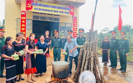 Tết về buôn làng