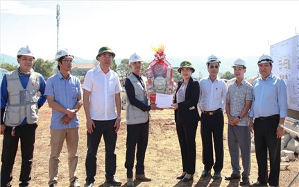 Quảng Ngãi: Quan tâm bảo đảm sức khỏe cho công nhân ở lại làm việc xuyên Tết tại các công trình trường học liên cấp