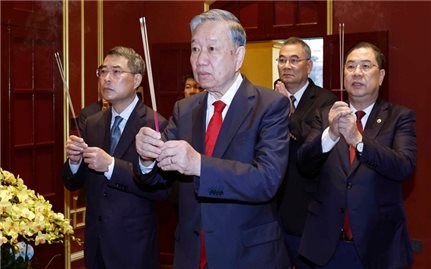 Tổng Bí thư Tô Lâm dâng hương tại Khu Di tích Hoàng thành Thăng Long và Di tích Nhà 67