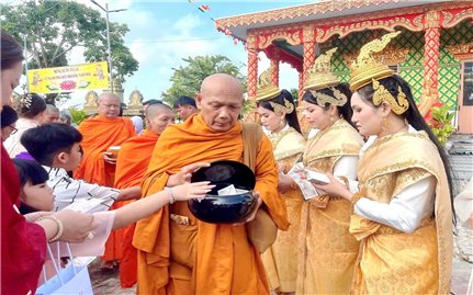 Trang nghiêm nghi thức đặt bát cúng dường của đồng bào Khmer trong những ngày đầu năm mới