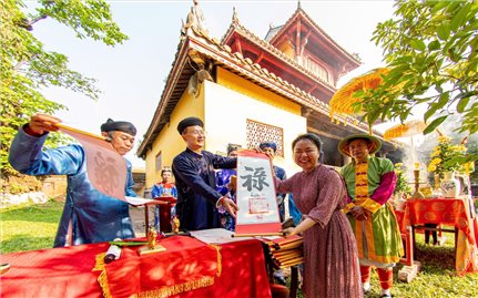 Du khách thích thú khi được tặng chữ tại Lễ hạ nêu Đại nội Huế