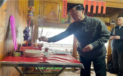 Phó Thủ tướng Trần Hồng Hà thăm hỏi gia đình các nạn nhân vụ chìm tàu chở khách trên hồ Thác Bà