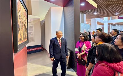 Sắc màu sơn mài hút khách du Xuân