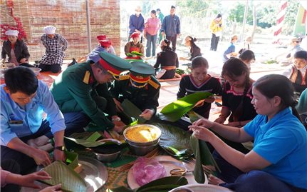 Xuân biên giới thắm tình quân dân