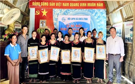 Thành lập mô hình Nhà rông treo ảnh Bác