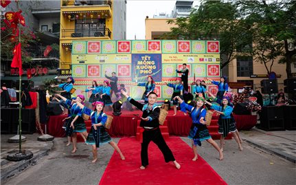 Tết Mông xuống phố