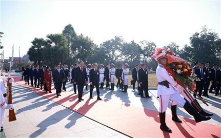 Tổng Bí thư Tô Lâm đặt vòng hoa tại Đài tưởng niệm các chiến sĩ vô danh