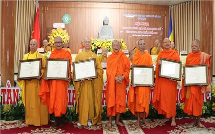 Cần Thơ: Công bố quyết định và trao Giáo chỉ tấn phong cho 40 Tăng, Ni
