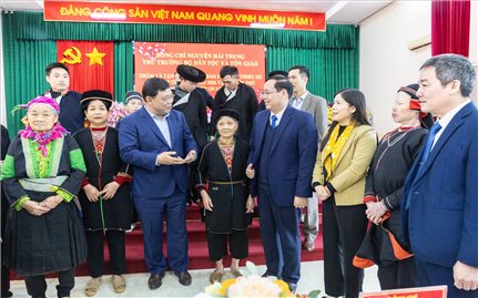 Thứ trưởng Bộ Dân tộc và Tôn giáo Nguyễn Hải Trung chúc Tết hộ nghèo, Người uy tín xã Yên Phú