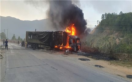 Quảng Ngãi: Xe tải bốc cháy ngùn ngụt trên đèo Lò Xo