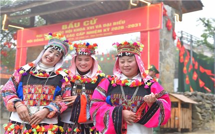 Cử tri Lũng Cú vượt núi đá đi bỏ phiếu