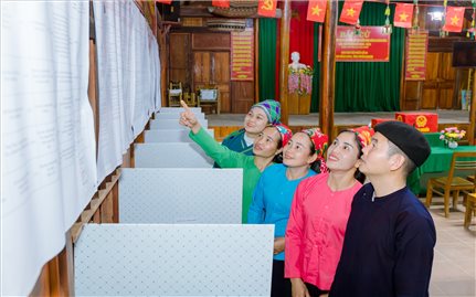 Cử tri Tuyên Quang rực rỡ trong trang phục truyền thống đi bỏ phiếu