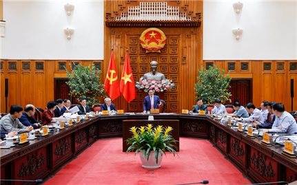 Thủ tướng: Dứt khoát không để thiếu xăng dầu trong mọi trường hợp; xem xét bố trí ngân sách để hỗ trợ bình ổn giá