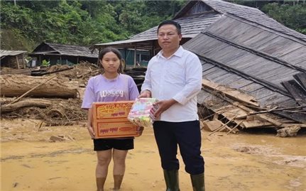 Người “bám ruộng” cùng đồng bào DTTS