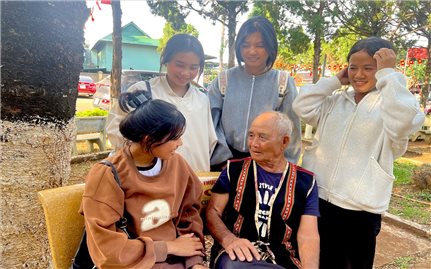 Người hát sử thi trên cao nguyên Ia Phí