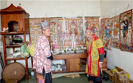 Tranh thờ của người Dao Thanh Phán đang lặng lẽ phai theo năm tháng