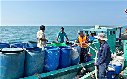 “Giải khát” cho người dân đảo Hòn Chuối trong nắng hạn gay gắt