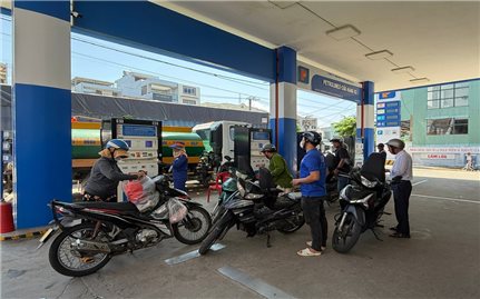 Giá xăng giảm “sốc” trong đêm, RON95 rơi xuống 24.332 đồng/lít