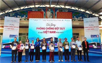 Khám bệnh, tư vấn và cấp phát thuốc miễn phí cho người dân